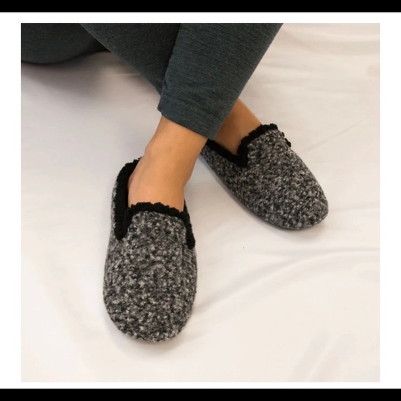 Isotoner memory foam slippers size SM 5/5.5 - Picture 2 of 5